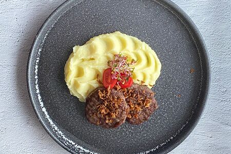 Котлеты из мраморной говядины с гарниром на выбор