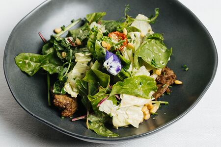 Салат из шпината с утиной печенью