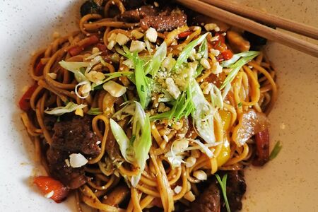 Удон с говядиной и грибами