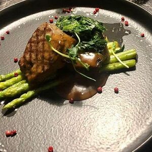 Медальоны из говядины на спарже со шпинатом