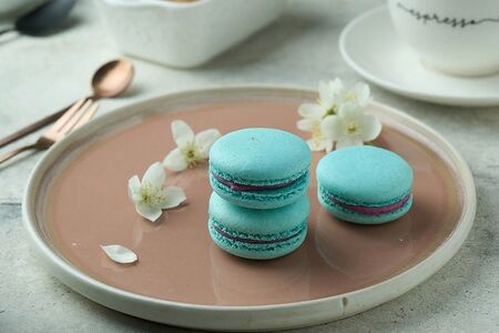 Макарон черная смородина