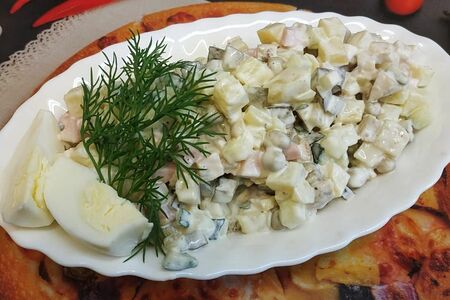 Оливье с ветчиной и курочкой