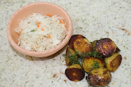 Картофель на углях и квашеная капуста