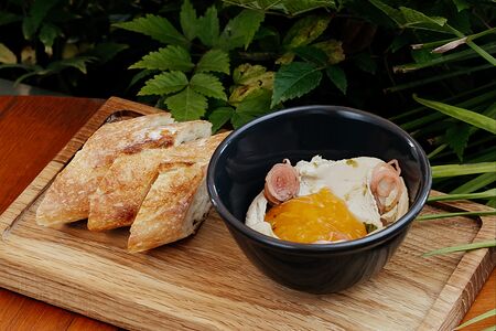 Куриный паштет с вареньем и маринованным луком