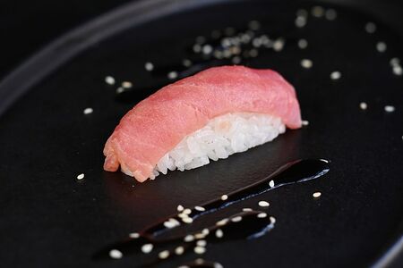 Суши с тунцом