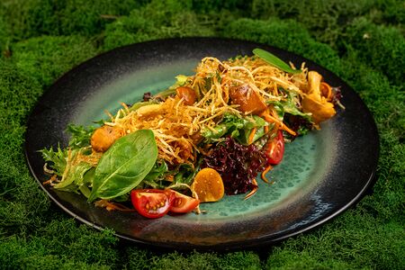 Салат с лисичками и физалисом