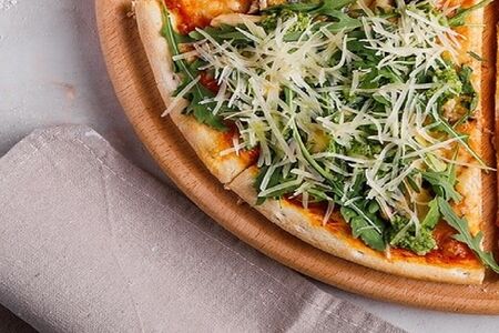 Пицца с куриным филе, шампиньонами и рукколой