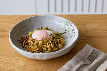 Булгур с беконом, чили и яйцом пашот