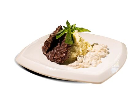 Медальоны из говядины с картофельным пюре