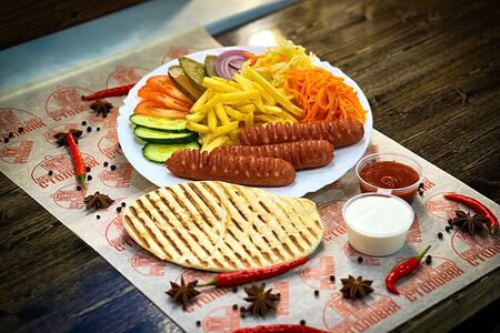 Хот-дог на тарелке