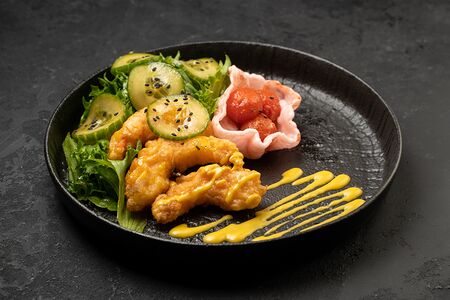 Салат с креветками темпура