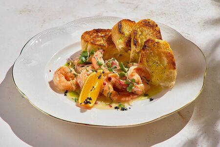 Тигровые креветки в соусе белое вино