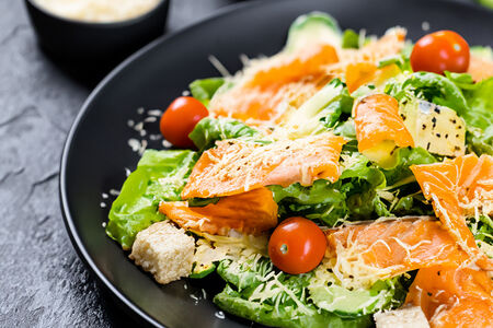 Салат Цезарь с лососем