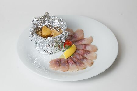 Омуль слабой соли с молодым обжаренным картофелем