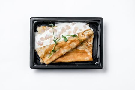 Блинчик с кальмаром в чесночном соусе