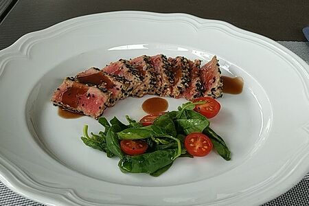 Стейк из тунца со шпинатом