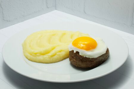 Бифштекс с яйцом