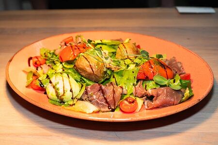 Салат гриль с ростбифом
