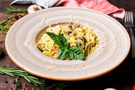 Спагетти с куриной грудкой, грибами и соусом Песто