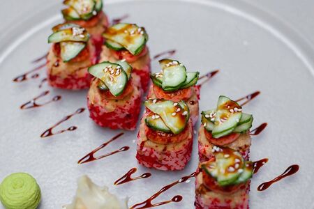 Запечённый ролл с тунцом и огурцами сушидзе