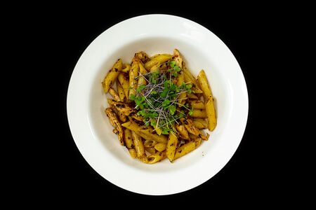 Паста пенне с курицей, соусом песто и вялеными томатами