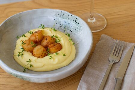 Гребешок с картофельным пюре и зеленым маслом