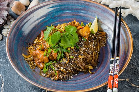 Лапша по-сингапурски с курицей и креветками