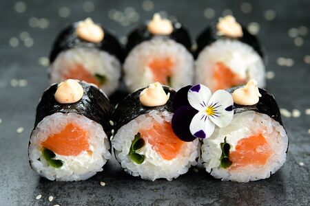 Малый ролл с копченым лососем и соусом спайси