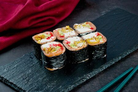 Кето-ролл с лососем и креветкой