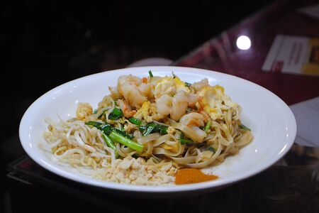 Лапша рисовая по-тайски с креветками