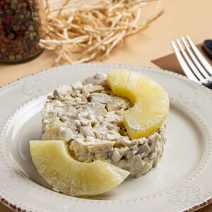 Салат с курицей и ананасом