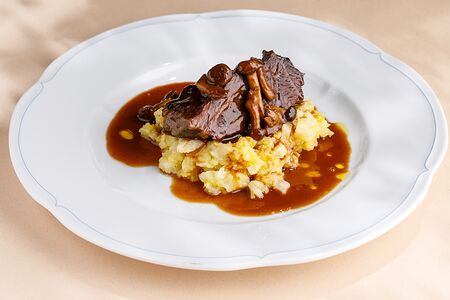 Телячьи щечки с толченым сельдереем и опятами