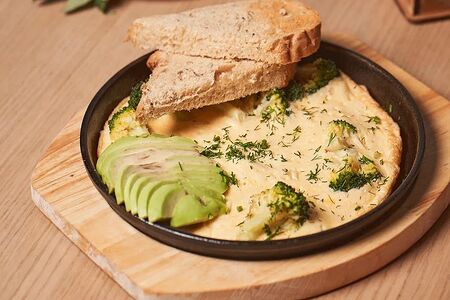 Омлет с брокколи и авокадо