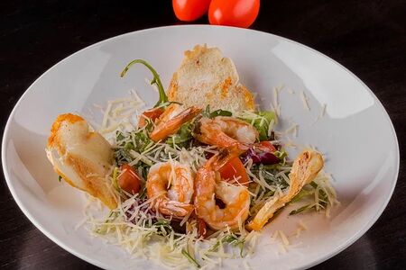 Салат Цезарь с креветками