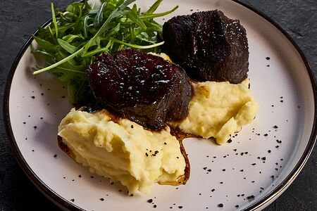 Щечки с картофельным пюре