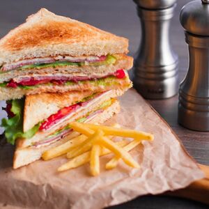 Сэндвич Club и картофель фри