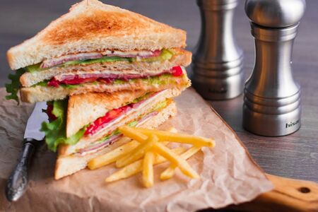 Сэндвич Club и картофель фри