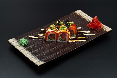 Ролл с тунцом и авокадо