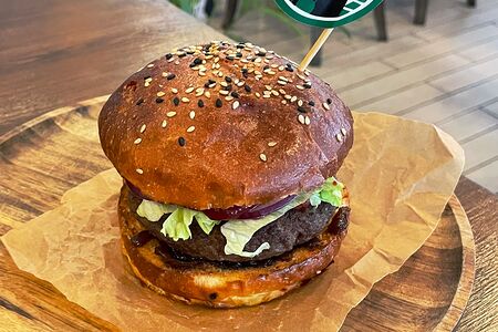 Бургер с говядиной, овощами и клюквенным кетчупом