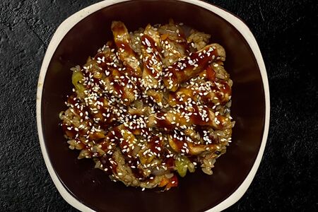 Рис с овощами, курицей в соусе терияки
