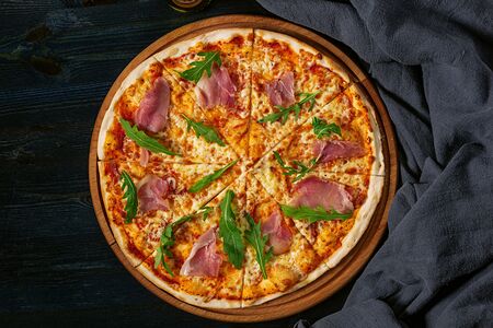 Пицца с пармской ветчиной