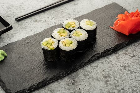 Ролл с авокадо