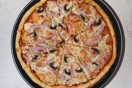 Пицца с ветчиной и грибами