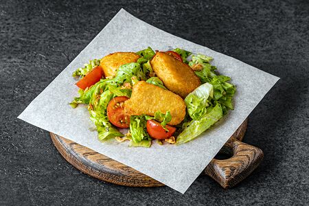 Теплый салат с картофельными наггетсами