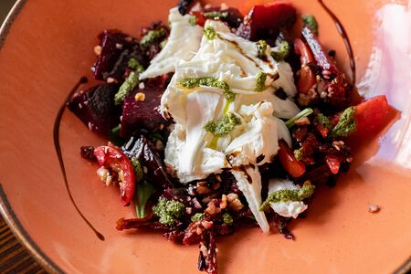 Со свеклой, вялеными томатами и моцареллой