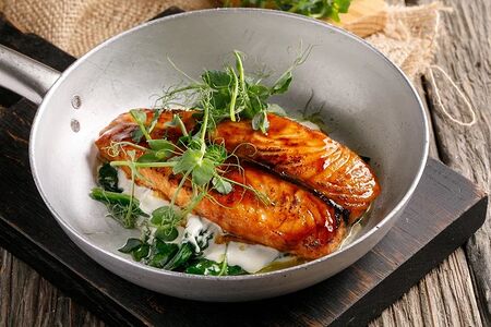 Стейк из форели с соусом терияки и шпинатом