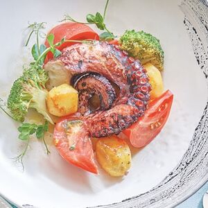 Теплый салат с осьминогом, картофелем, томатами, брокколи и оливками 