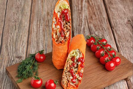 Шаурма в сырном лаваше с говядиной