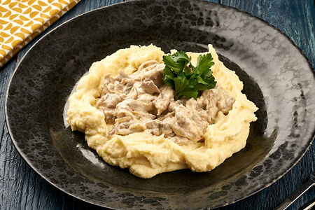 Бефстроганов с картофельным пюре