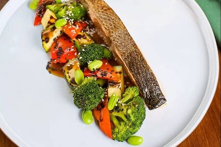 Стейк лосося с овощами